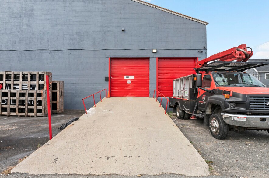 More Photos Of 165-167 Bow St, Everett Light Manufacturing For Lease