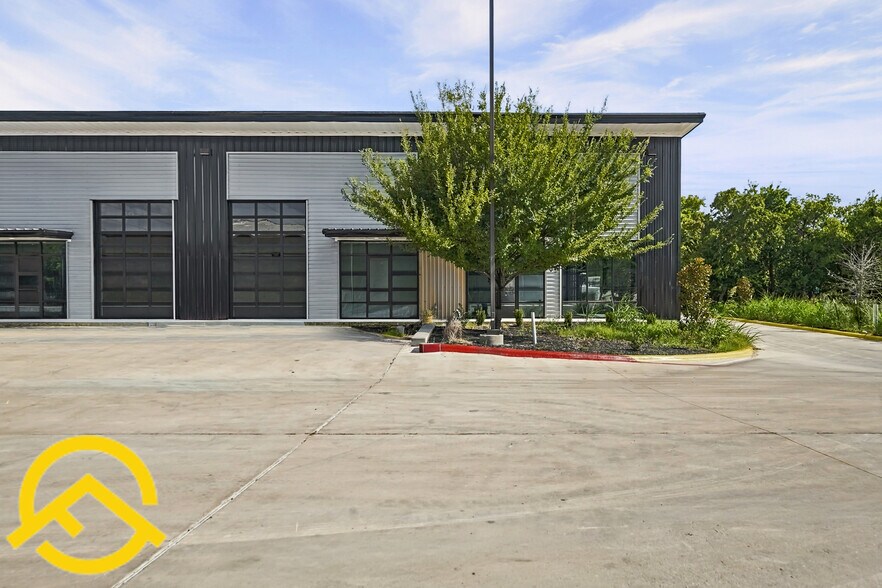 More Photos Of 300 Co Rd 199, Hutto Flex For Lease