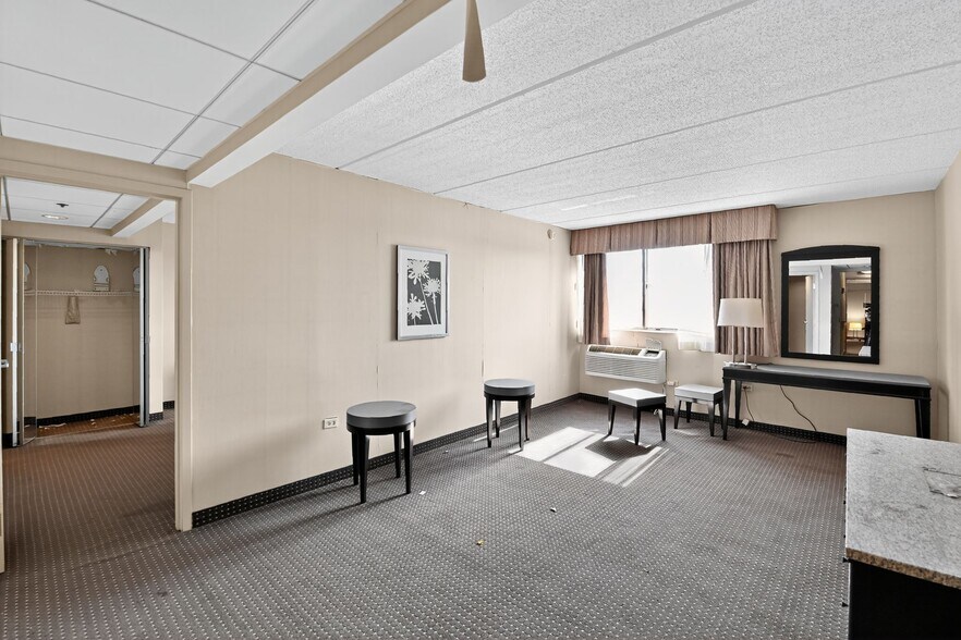 More Photos Of 1550 E Dundee Rd, Palatine Hotel For Sale