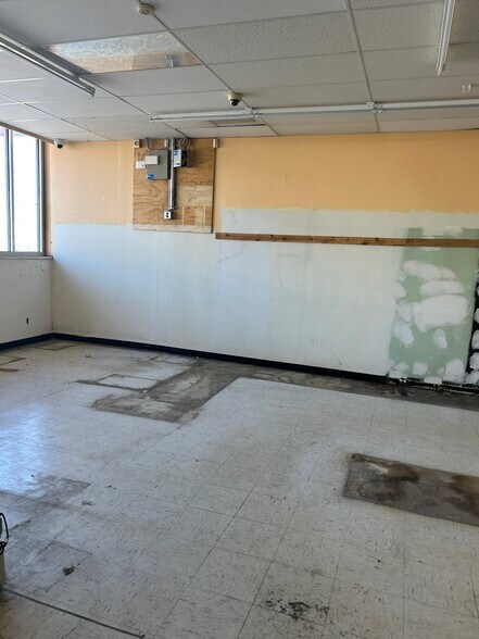 More Photos Of 1309 Pine Ave, Niagara Falls Freestanding For Lease