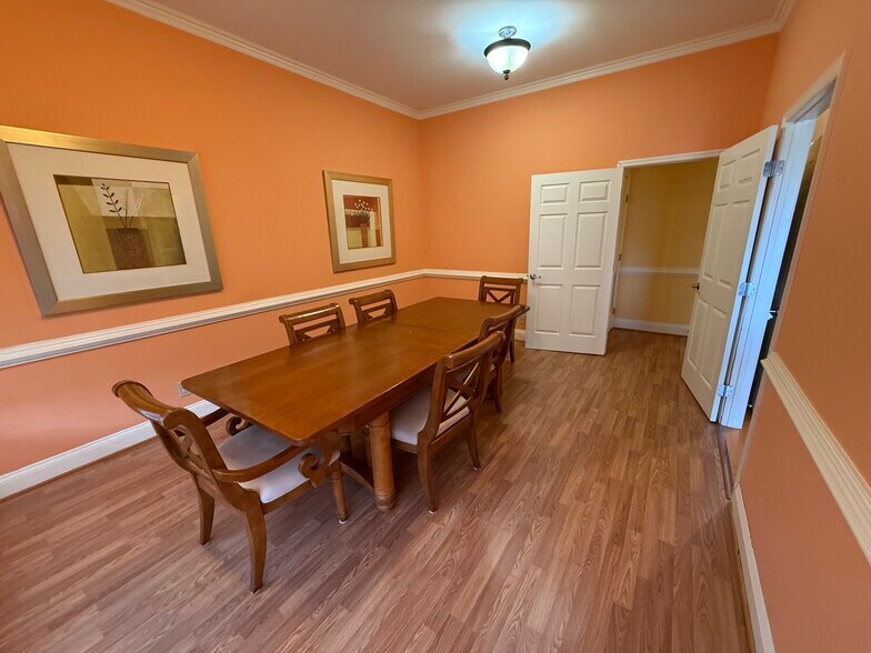 More Photos Of 111 Fontana St, Clinton Office For Lease