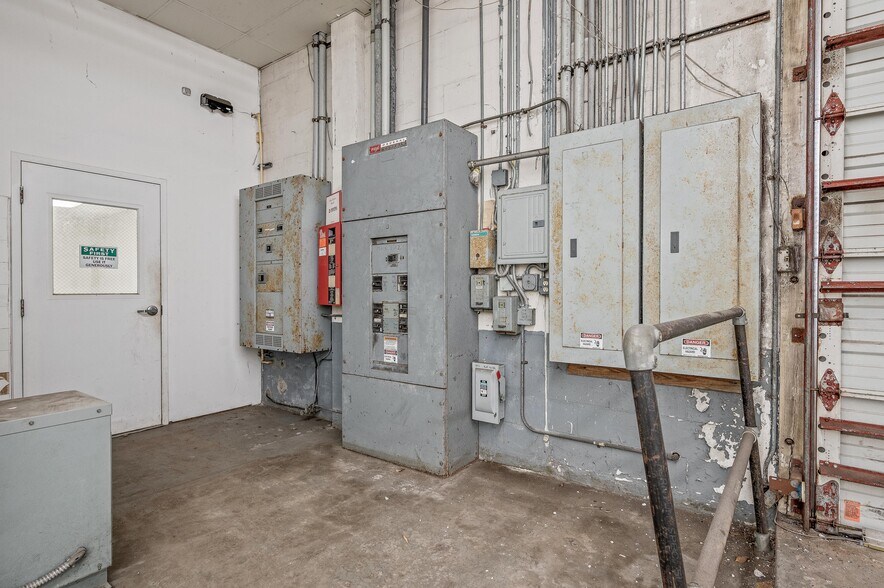 More Photos Of 3041 Gateway Dr, Pompano Beach Warehouse For Sale