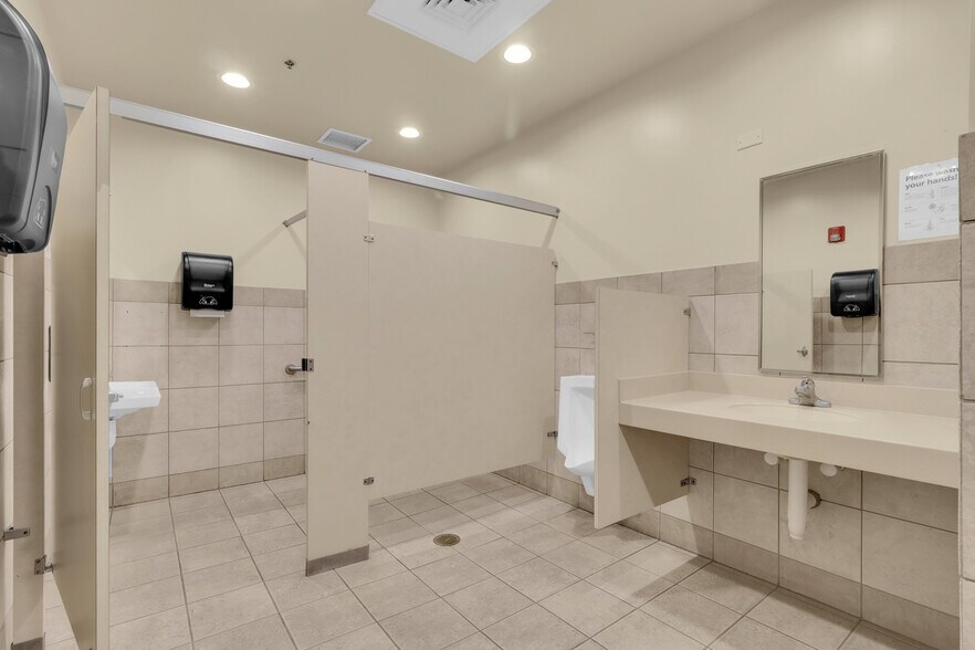 More Photos Of 1201 E Oak St, Kissimmee Office For Sale