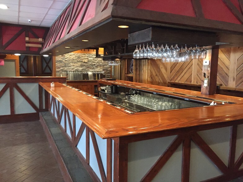 More Photos Of 8-22 W Busse Ave, Mount Prospect Restaurant For Lease