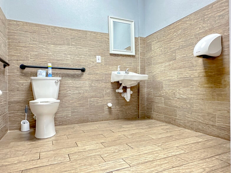 More Photos Of 875 N Cocoa Blvd, Cocoa Auto Dealership For Sale