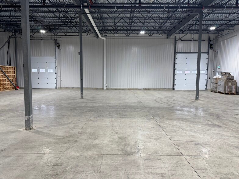 More Photos Of 171 Av Dalcourt, Louiseville Warehouse For Lease