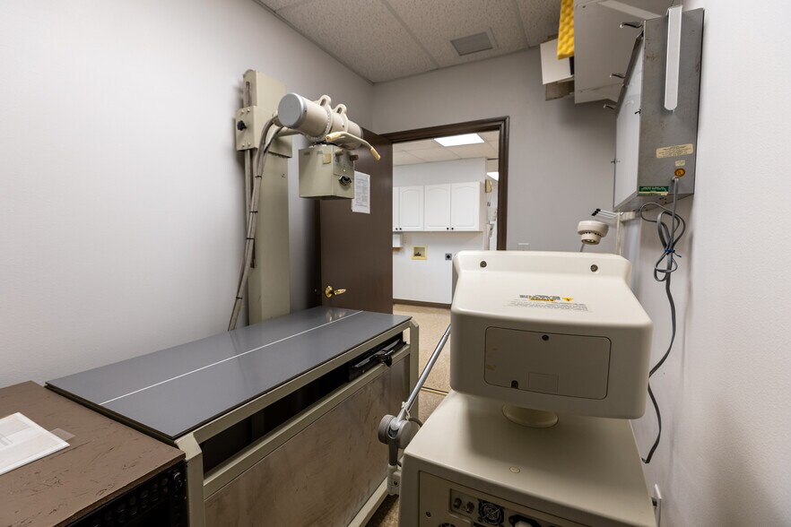 More Photos Of 14605 Velp Ave, Suamico Veterinarian Kennel For Lease