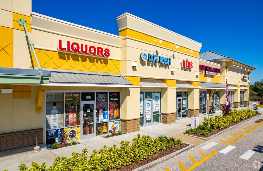 More Photos Of 9595 Commercial Way, Weeki Wachee General Retail For Lease