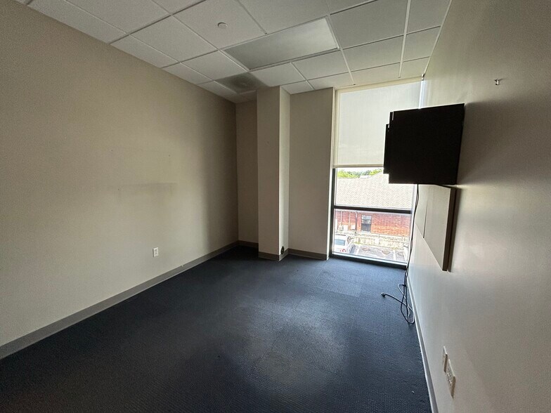 More Photos Of 3271 E Battlefield St, Springfield Office For Lease