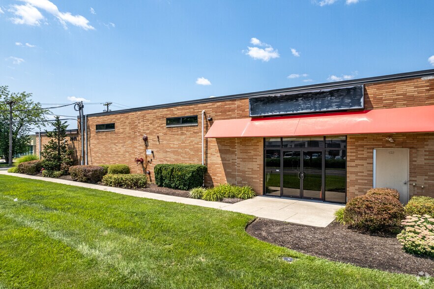 More Photos Of 2080 Springdale Rd, Cherry Hill Showroom For Lease
