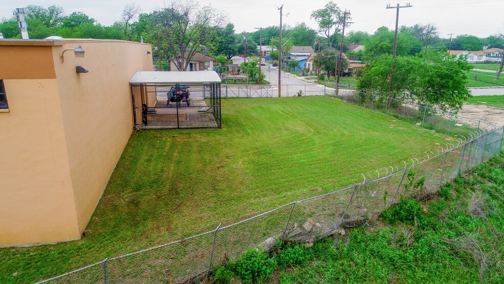 More Photos Of 711 Culebra Rd, San Antonio Distribution For Lease