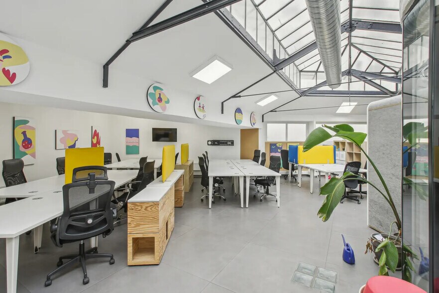 More Photos Of 27 Rue De Citeaux, Paris Office For Sale