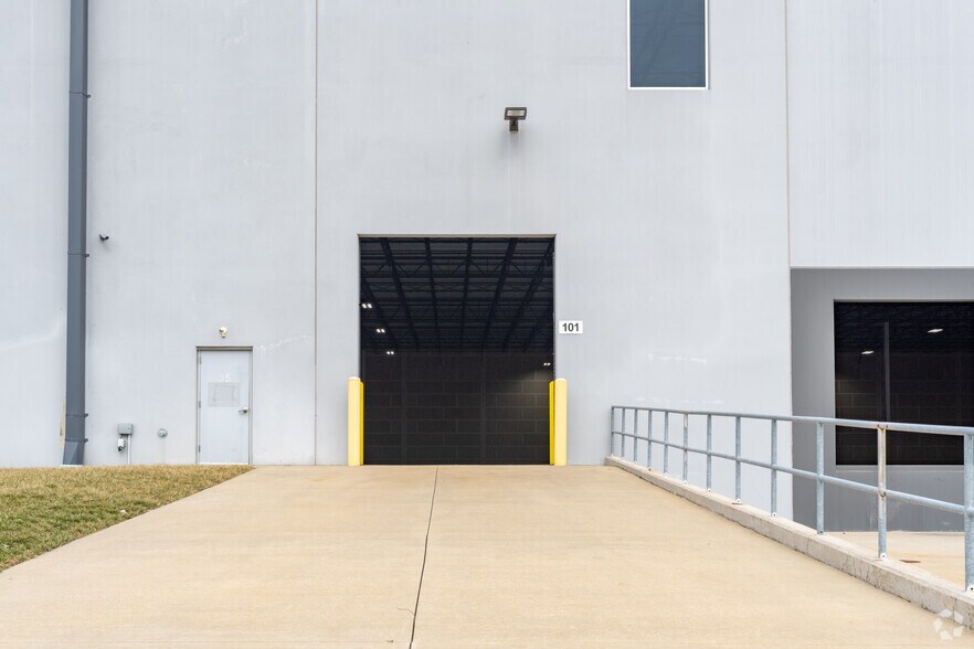 More Photos Of 5400 N Hanley Rd, Saint Louis Warehouse For Lease