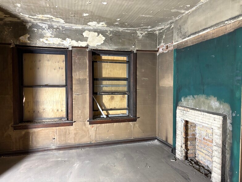 More Photos Of 2301 W Superior St, Duluth Storefront Retail Residential For Sale