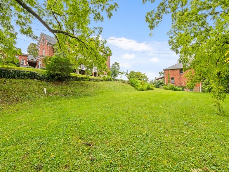 More Photos Of 123 S Main St, Waynesville Office For Sale