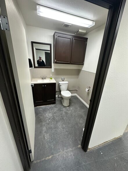 More Photos Of 1215 W Pomona Rd, Corona Light Manufacturing For Lease