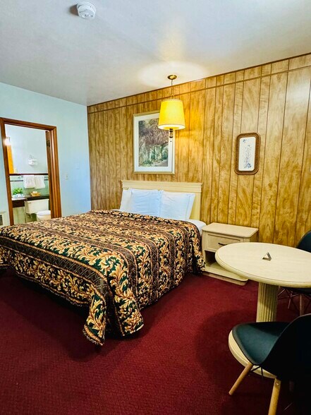 More Photos Of 606 W Holme St, Norton Hotel For Sale