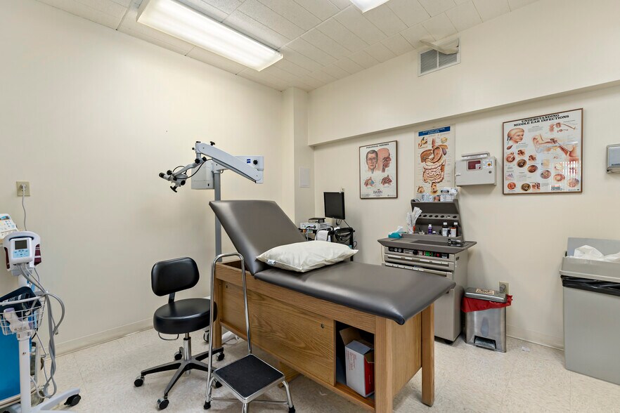 More Photos Of 7125 Saltsburg Rd, Pittsburgh Medical For Sale