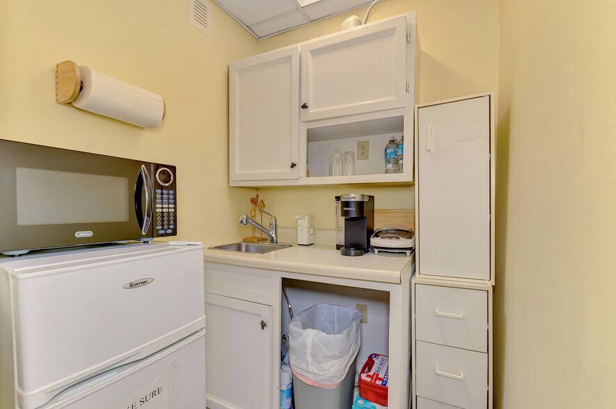 More Photos Of 2831 Ringling Blvd, Sarasota Medical For Sale