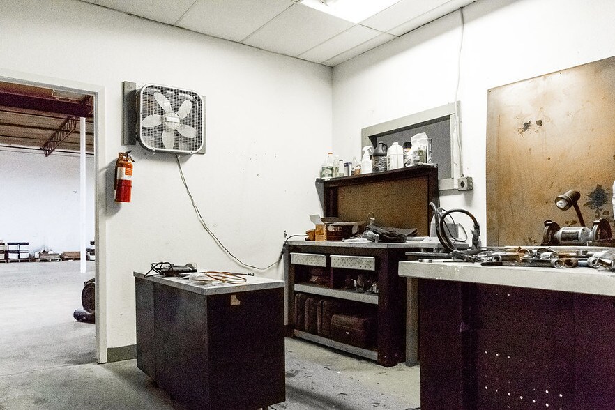 More Photos Of 1539 Round Table Dr, Dallas Light Manufacturing For Sale