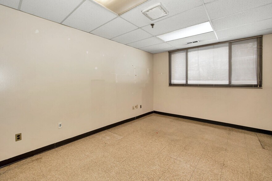 More Photos Of 50 Snake Hill Rd, West Nyack Warehouse For Lease