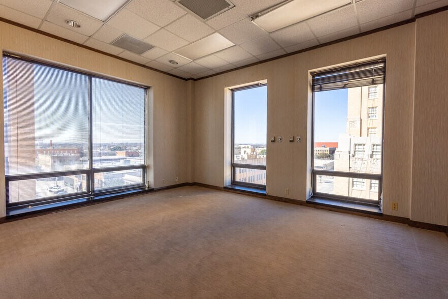 More Photos Of 301 Cypress St, Abilene Office For Sale