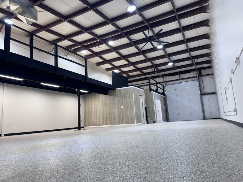 More Photos Of 517 N Lake Ave, Twin Lakes Showroom For Lease