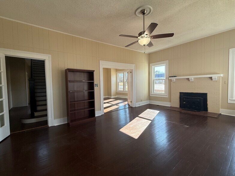 More Photos Of 402 College St, Clinton Office For Sale