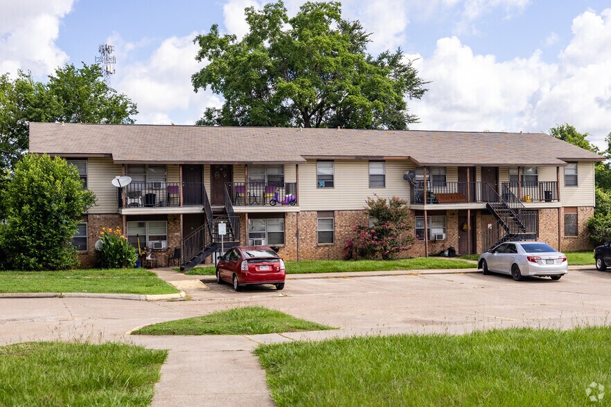 More Photos Of 205 E Watson St, Willis Apartments For Sale