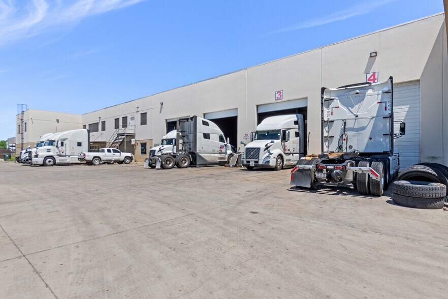 More Photos Of 12125 Jef dr, Laredo Industrial For Lease