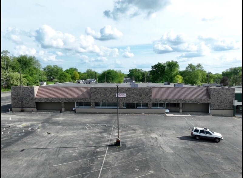 Primary Photo Of 1084 E 2nd St, Franklin Supermarket For Lease