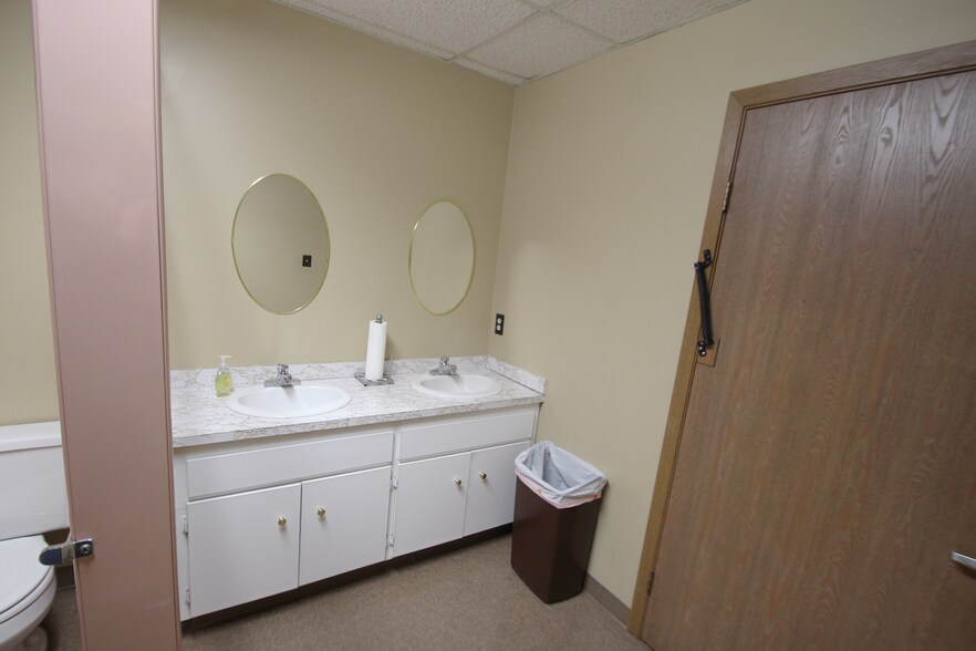 More Photos Of 15110 Foltz Industrial Pky, Strongsville Manufacturing For Lease