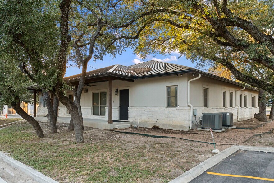 More Photos Of 9518 Tioga Dr, San Antonio Office For Sale