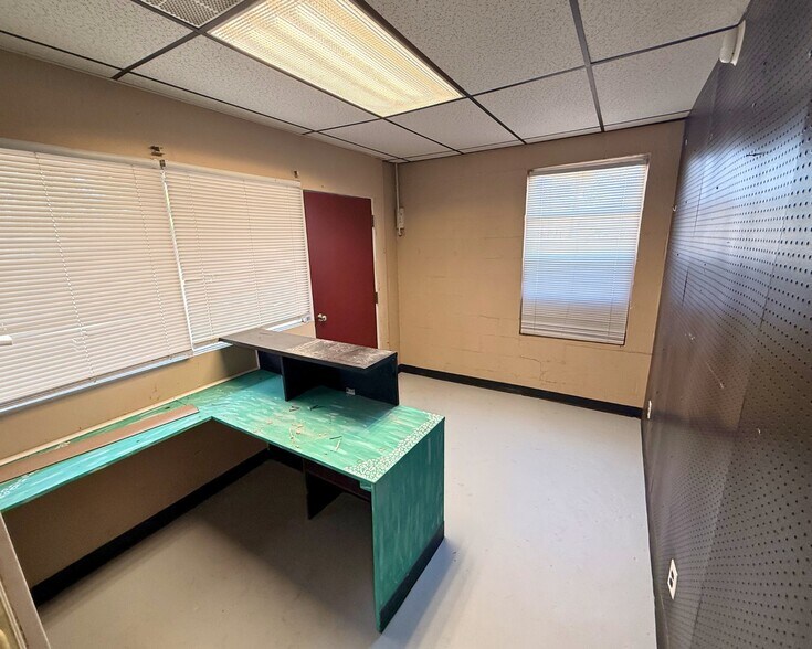 More Photos Of 7387 N West st, Falcon Flex For Lease