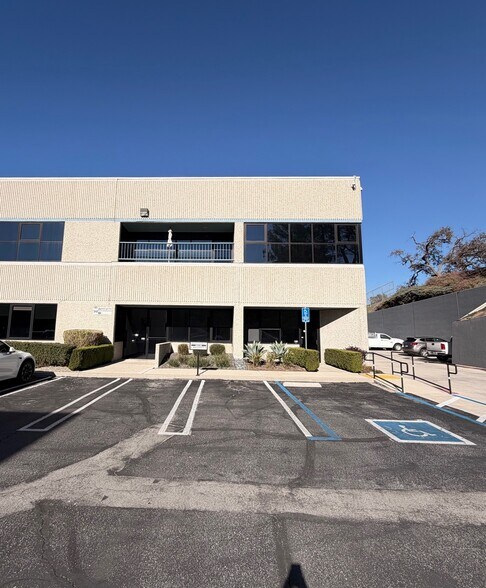 More Photos Of 5142 Clareton Dr, Agoura Hills Showroom For Lease