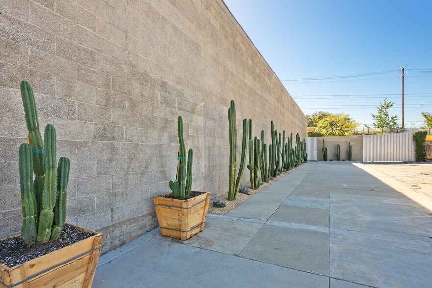 More Photos Of 5142-5148 W Jefferson Blvd, Los Angeles Showroom For Sale