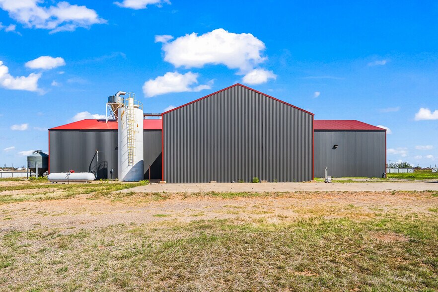 More Photos Of 1809 114 Hwy, Levelland Industrial For Lease