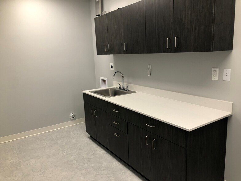 More Photos Of 215 E Big Beaver Rd, Troy Medical For Lease