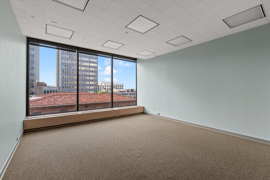 More Photos Of 400 Texas St, Shreveport Office For Sale