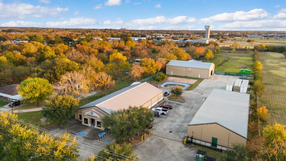 More Photos Of 207 W Archer Rd, Baytown Warehouse For Sale