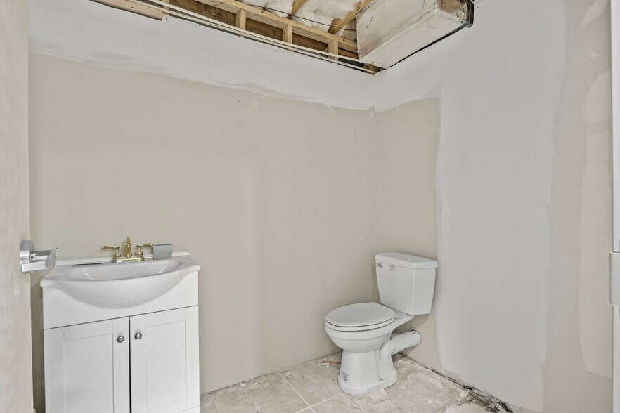 More Photos Of 160 Prosperous Pl, Lexington Medical For Sale