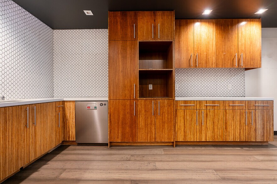 More Photos Of 6675 Mesa Ridge Rd, San Diego Office For Lease