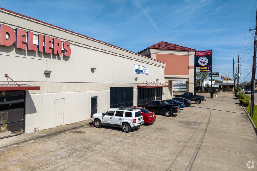 More Photos Of 12002 Southwest Fwy, Meadows Place Freestanding For Lease