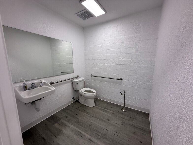 More Photos Of 1551 16th St, Santa Monica Manufacturing For Lease