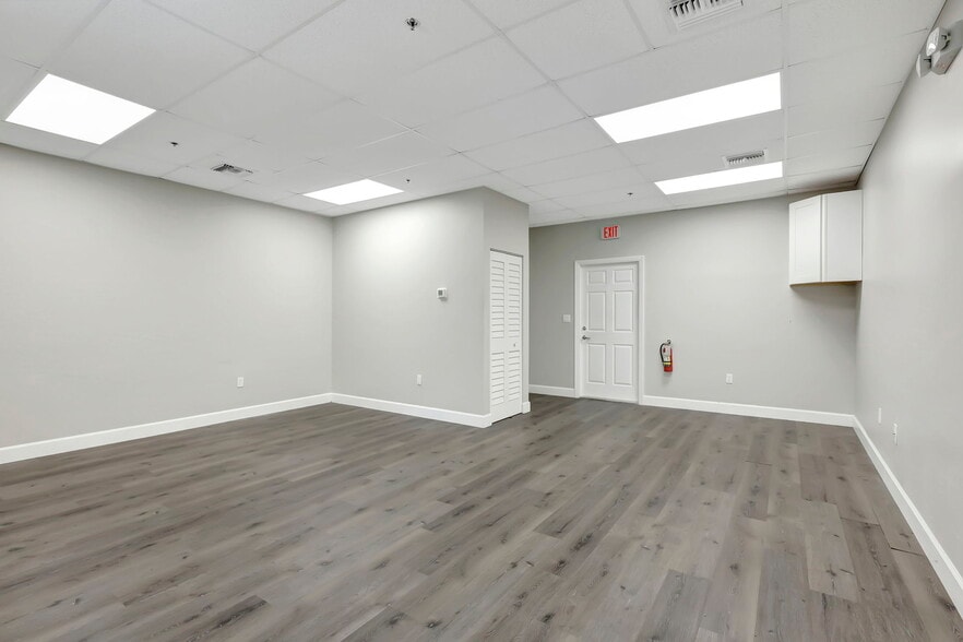 More Photos Of 3801-3815 Oleander Ave, Fort Pierce Warehouse For Lease