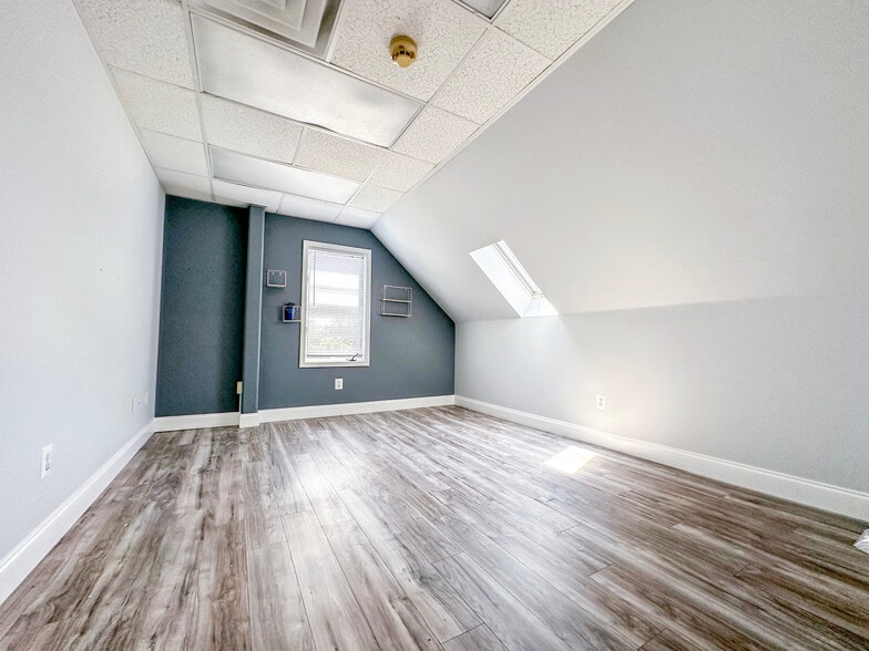 More Photos Of 406 E Pennsylvania Blvd, Feasterville Trevose Light Distribution For Lease