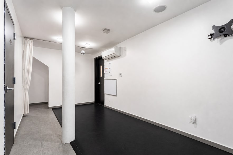 More Photos Of 573 Metropolitan Ave, Brooklyn Office For Lease
