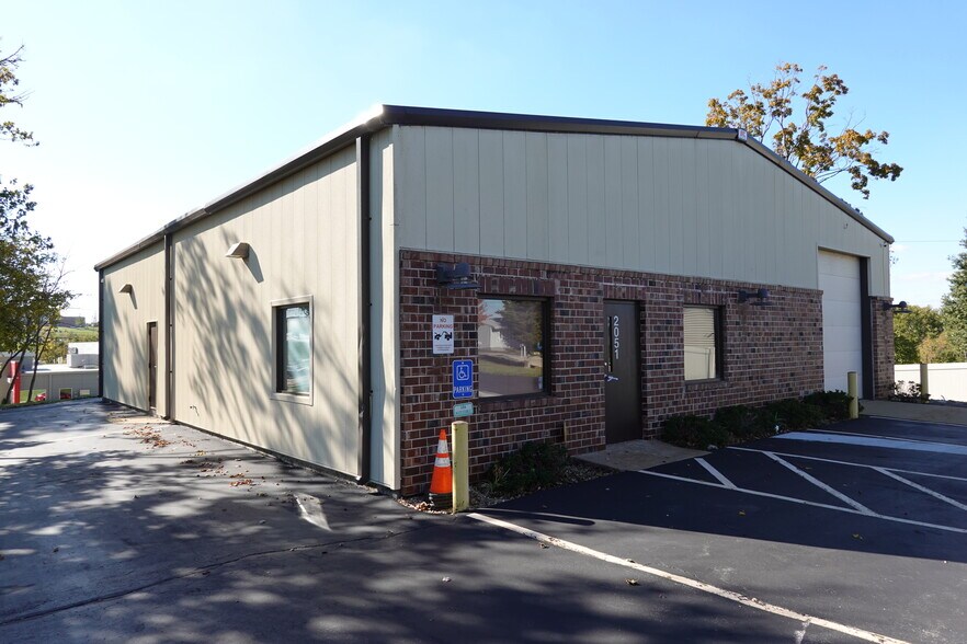 More Photos Of 2051 Bender Ln, Arnold Flex For Sale