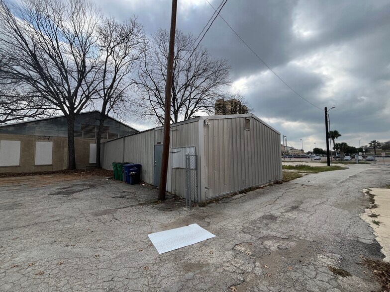 More Photos Of 1116 E Houston St, San Antonio Land For Lease