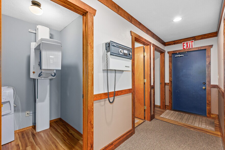 More Photos Of 709 Staunton Rd, Gillespie Office For Sale